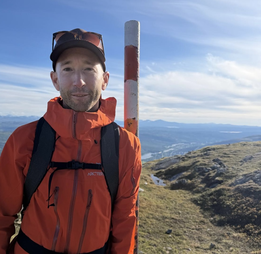 Oliver, värd för Falken Mountain Lodge, på skidor ovanför Åre