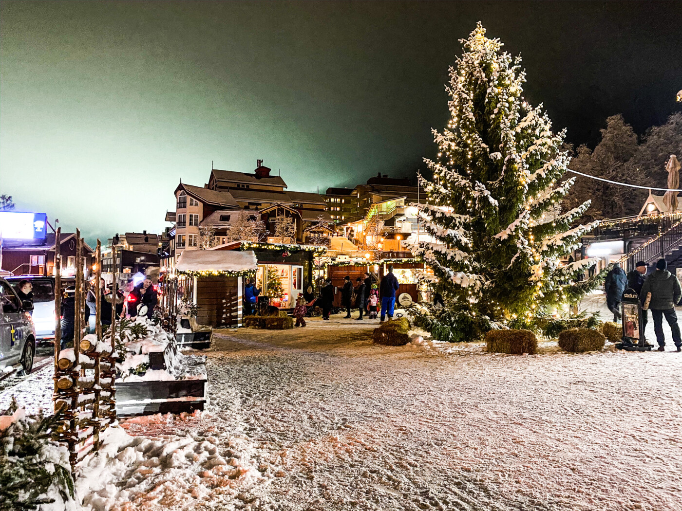 Julgran och julmarknad på torget i Åre by