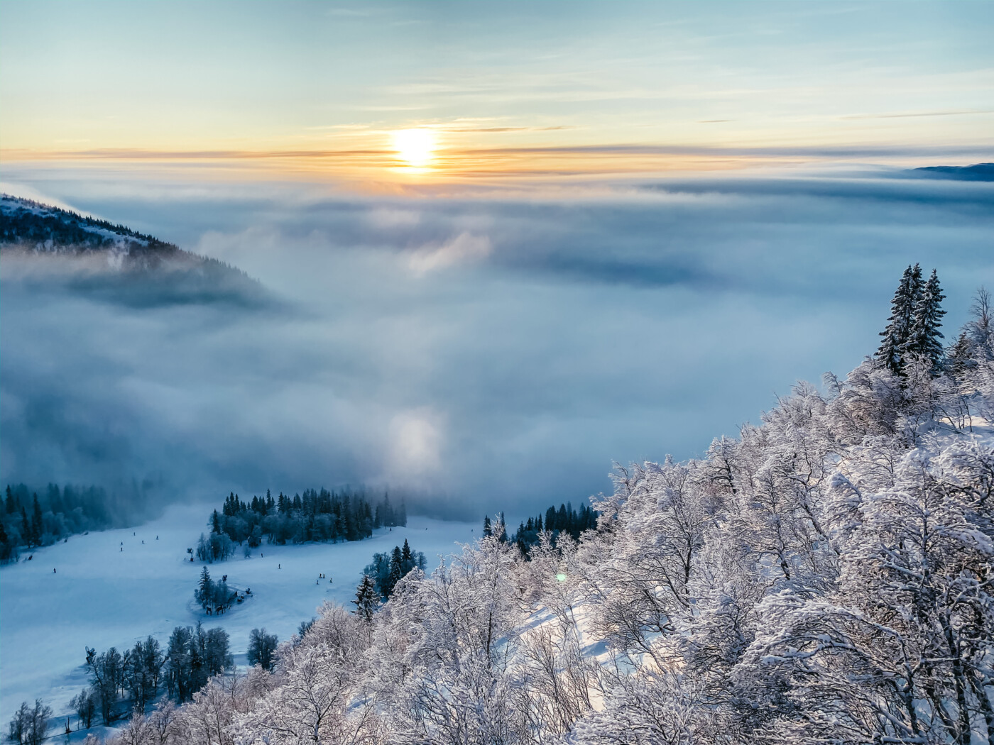 Soluppgång över molnhavet från fjället i Åre
