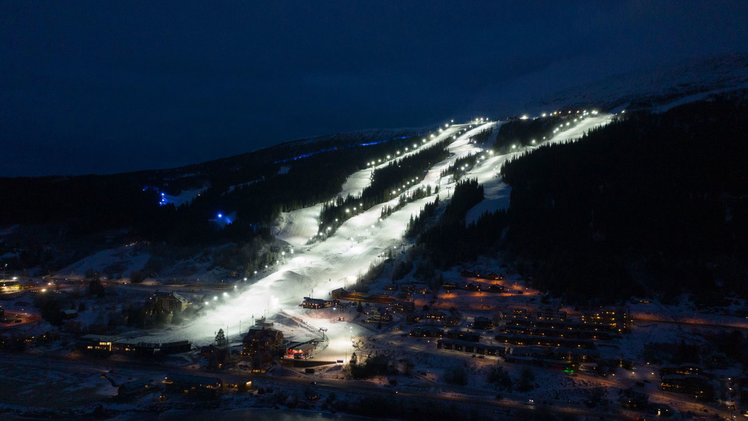 Upplysta pister i Åre by på kvällen