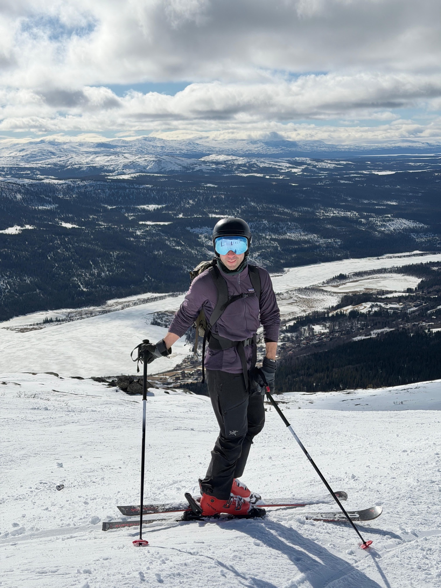 Oliver, värd för Falken Mountain Lodge, på skidor ovanför Åre