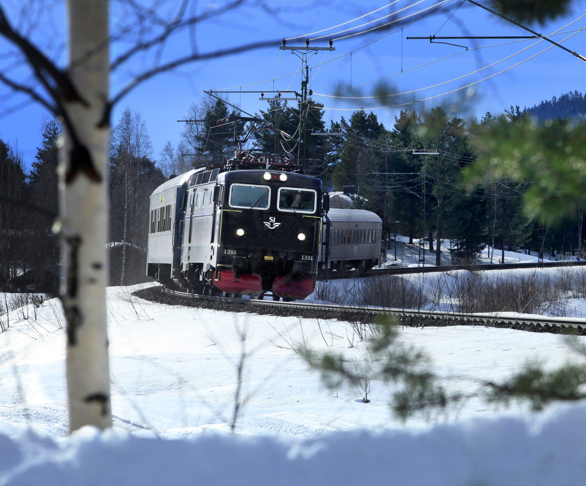 SJ train crossing a wintry landscape in Jämtland