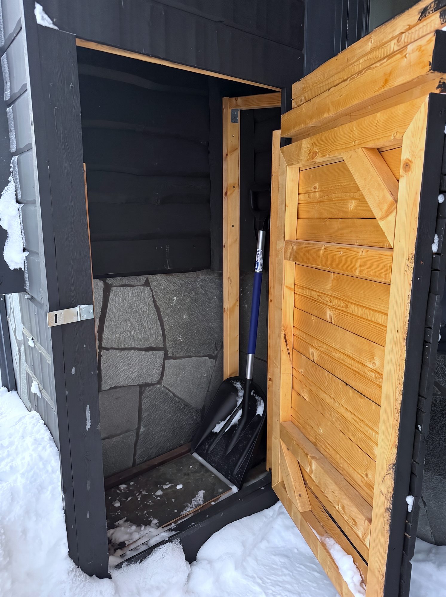 Låsbart skidförråd vid entrén