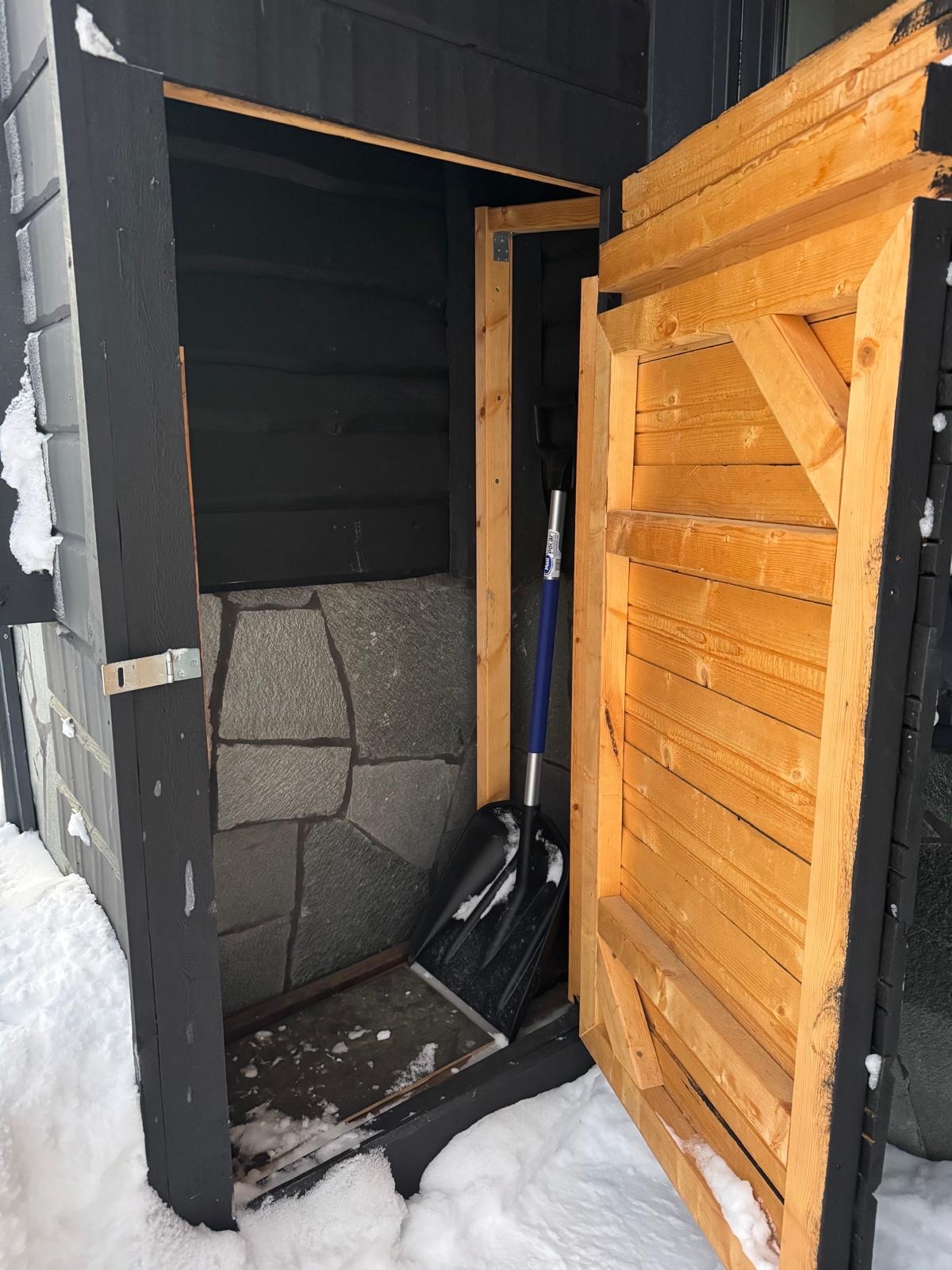Låsbart skidförråd vid entrén